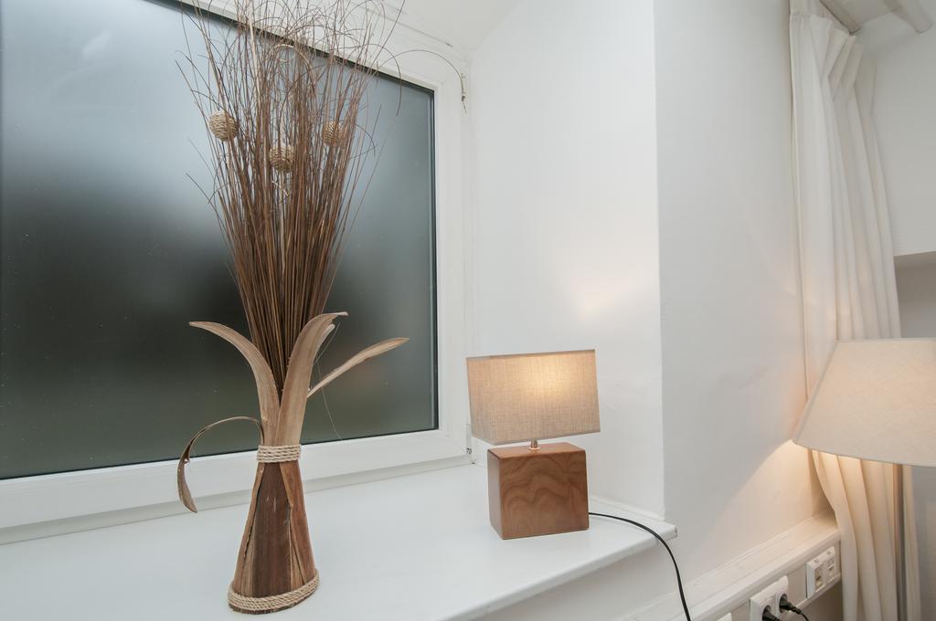 Appartements In Der Historischen Deichstrasse Contactless Check In Hamburg Room photo